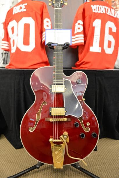 ¿Eres fanático de David Bowie? Quizá hubieras podido comprar su guitarra entre $20,000 y $40,000.