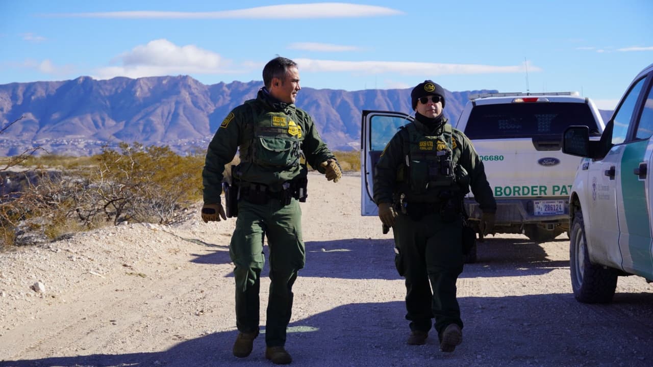 Es incierto para oficiales de la Oficina del Alguacil del Condado El Paso cómo operarán con la entrada en vigor de la Ley SB4. "No daremos prioridad activa a esta ley, pero sí a la ley que se pondrá en vigor", dice, "Y si nuestros agentes lo encuentran, es posible que tengan que realizar arrestos. No participaremos en grupos de trabajo porque creemos que la comunidad a la que servimos, independientemente de su estatus aquí y su voluntad de declararse víctima de un delito, podría verse afectada por esta ley", dice Ryan Urrutia, comandante adscrito a la división de patrulla del Alguacil de El Paso.