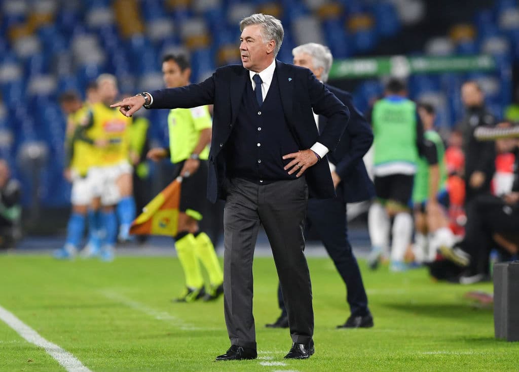Las protestas exacerbadas por el gol del Atalanta le dan la tarjeta roja a Carlo Ancelotti, quien se va a los vestidores minutos antes de que concluya el partido.
