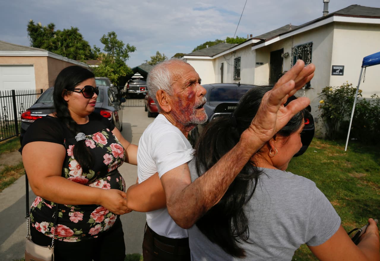 En esta foto de archivo del 11 de julio de 2018, Aurelia Rodríguez, a la derecha, ayuda a su padre, Rodolfo Rodríguez, de 92 años, al centro, junto con la testigo, a Misbel Borjas, a la izquierda, mientras camina de regreso a casa después de hablar con miembros de los medios reunidos. fuera de su casa en los angeles. Foto de archivo, 11 de julio de 2018 (AP Photo/Damian Dovarganes, File)
