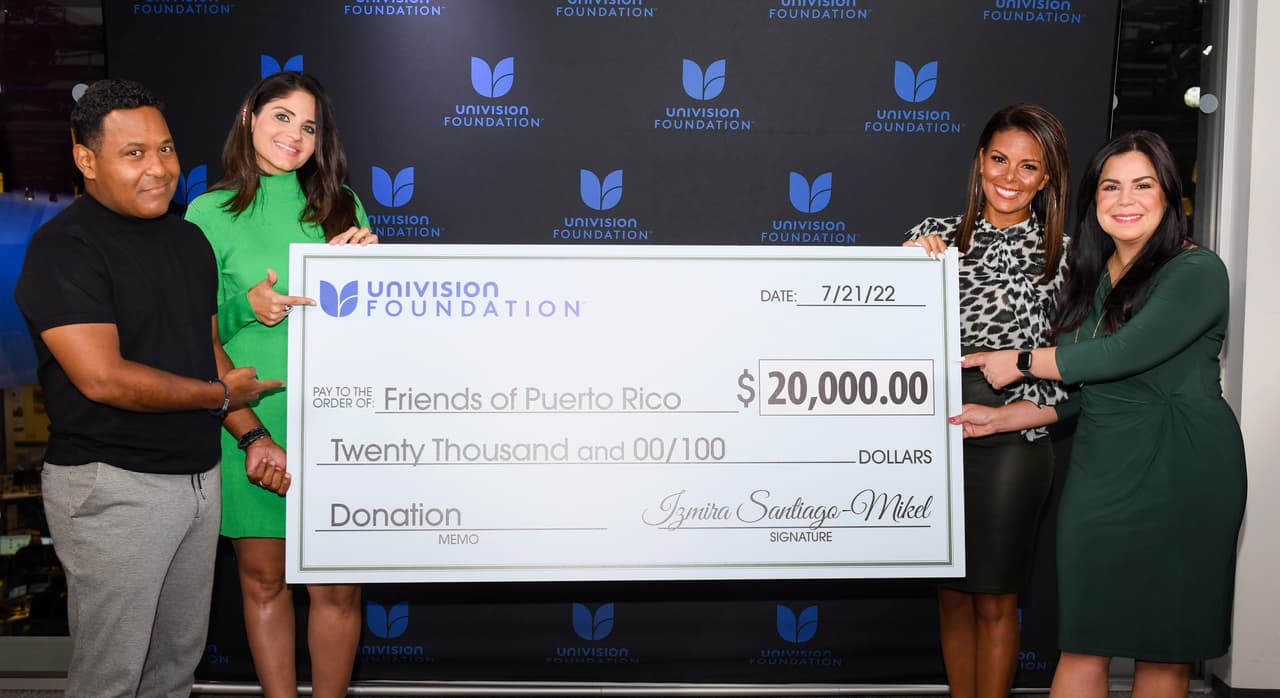 De izquierda a derecha: Tony Dandrades de Primer Impacto, Astrid Rivera de Despierta América, Izmira Santiago-Mikel Directora Ejecutiva de Univision Foundation y Angelique Sina Presidenta de Friends of Puerto Rico.
<br>