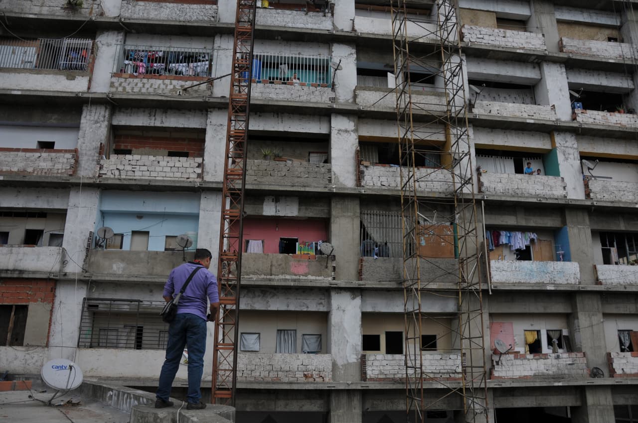 Vecinos de La Candelaria, sector contiguo a la torre, acusaron a los habitantes de la torre de ser los causantes del aumento de la inseguridad en la zona. Aunque voceros de los invasores negaban las acusaciones, las autoridades sospecharon que 
<a href="http://www.eluniversal.com/sucesos/120410/torre-de-david-sospechosa-de-secuestro"><u>allí estuvo secuestrado un embajador de Costa Rica</u></a>, y allanaron el edificio. La presencia del diplomático en la construcción nunca se confirmó.