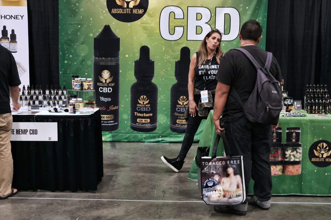 Como hasta el momento 
<a href="https://www.univision.com/noticias/salud/que-es-el-aceite-de-cbd-y-por-que-estados-como-texas-o-california-estan-presionando-para-legalizarlo" target="_blank">el CBD proveniente de la marihuana sigue siendo ilegal bajo la ley federal,</a> la FDA ha emitido avisos por escrito a todas aquellas compañías que están haciendo afirmaciones falsas relacionadas con los beneficios para la salud de los productos que contienen cannabidiol.