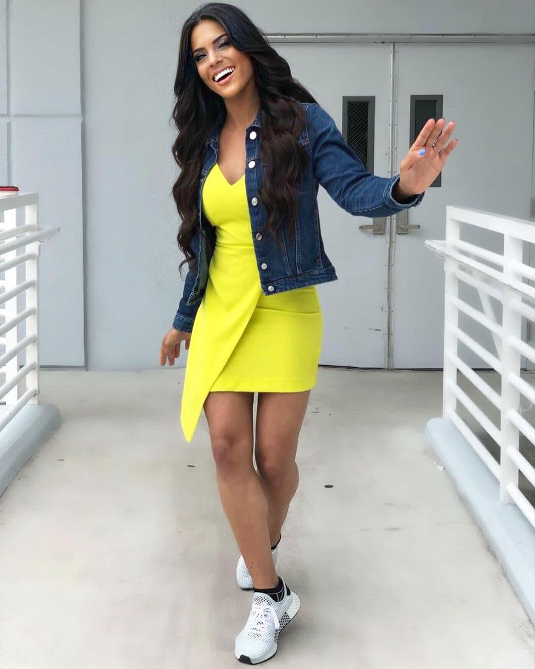 Francisca Lachapel nos muestra en esta imagen cómo una chaqueta y tenis pueden transformar un look formal a casual al instante.