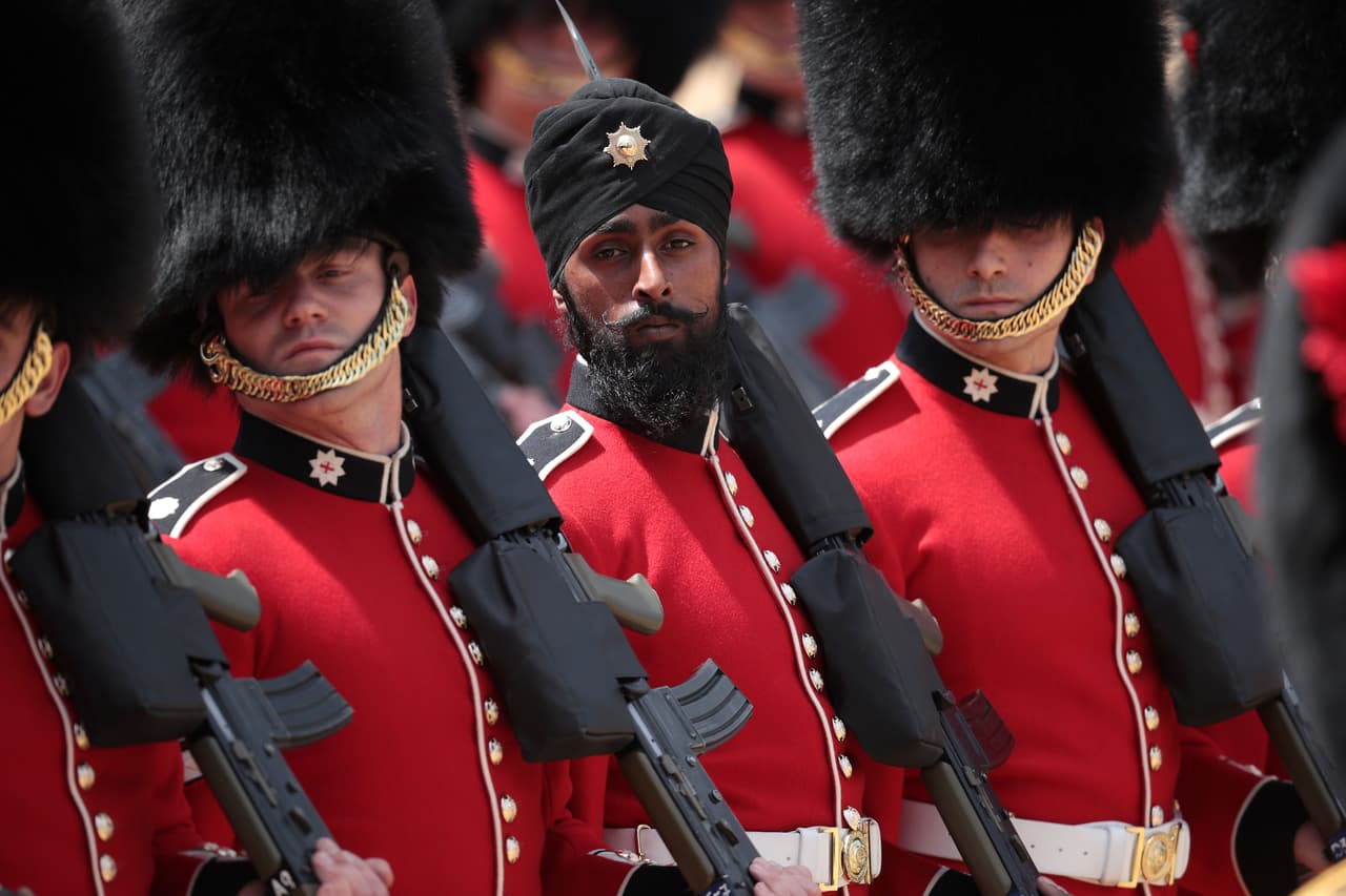 Charanpreet Singh Lall nació en Punjab, India, y su familia se mudó al Reino Unido cuendo él era niño. Él y su familia son sijes, practicantes de una religión originaria de la región de Punyab, norte de India y parte de Pakistán, 
<b>sijismo</b>.