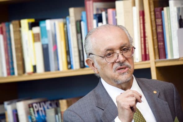 MARIO MOLINA: Fue uno de los precursores de las investigaciones sobre el efecto de algunos gases en la disminución de la capa de Ozono en la Antártida. Gracias a este trabajo, este ingeniero químico mexicano recibió, junto a otros colegas, el Premio Nobel en 1995.