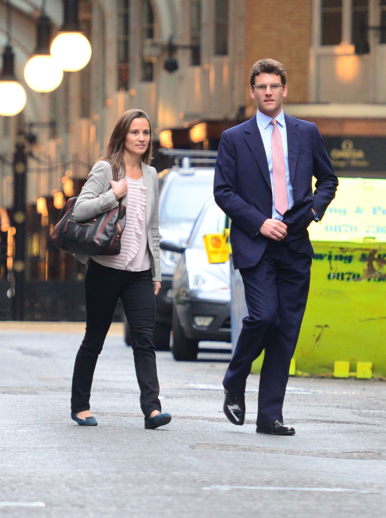 En abril de 2011, asistieron a ver a un sastre en Londres para que le hiciera a Alex su traje para la boda de William y Kate.