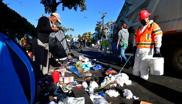 Este martes, Alex Villanueva y una patrulla de alguaciles se reúnen con los
<a href="https://www.univision.com/local/los-angeles-kmex/indigentes-los-angeles-eric-garcetti-1-billon-de-dolares-crisis-de-vivienda">indigentes </a>e n el campamento para determinar una campaña de limpieza del área.