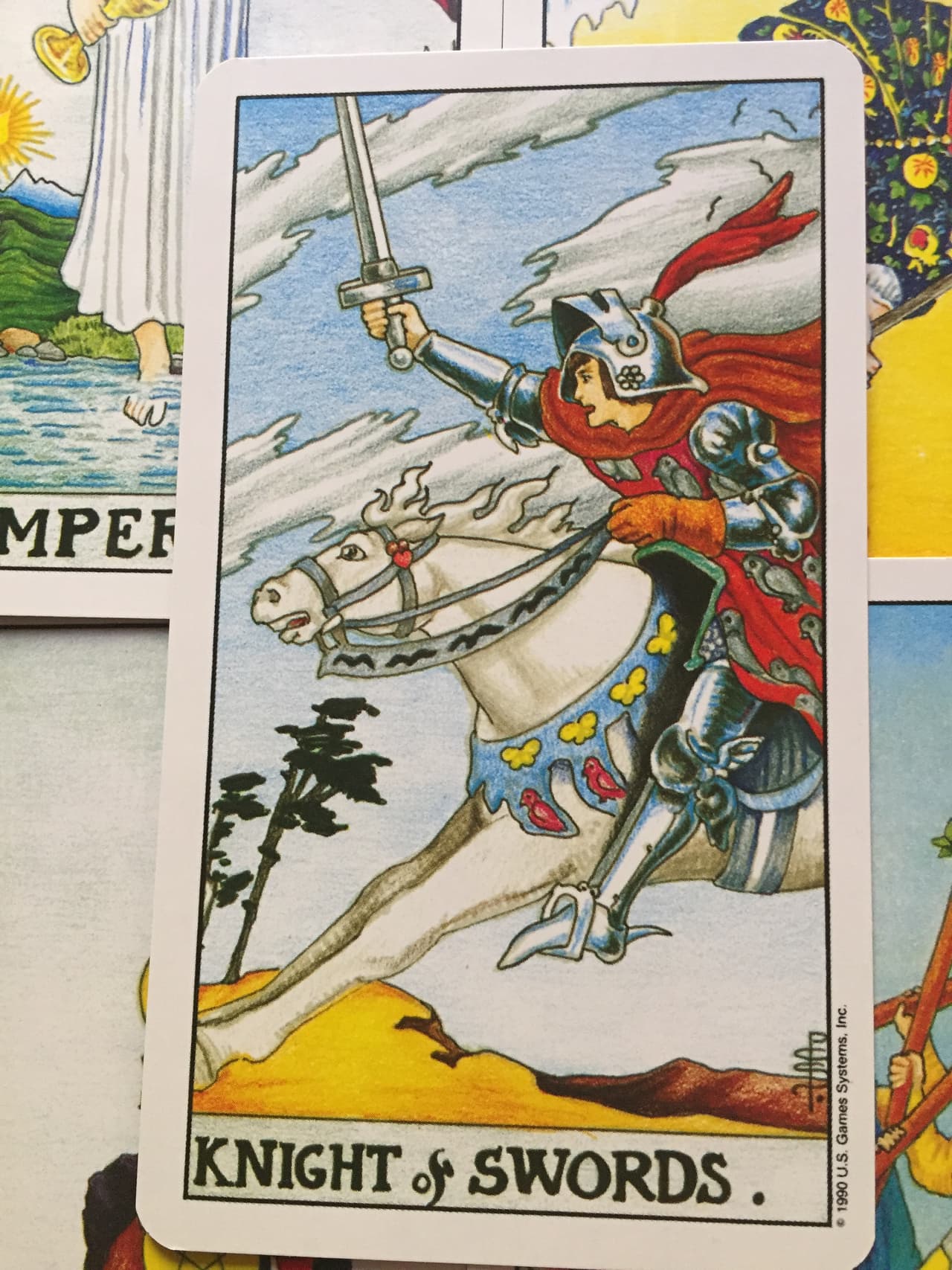 El caballero de espadas por último no sólo señala la importancia de canalizar tu energía de la mejor manera ante esta 'batalla', la cual no sólo es una oportunidad de cambio, sino además de prepararte de la mejor manera es usualmente una advertencia de que si no la enfrentas o tomas la 'misión', puede que no vuelva a aparecerse en tu vida... Tú decides qué hacer.