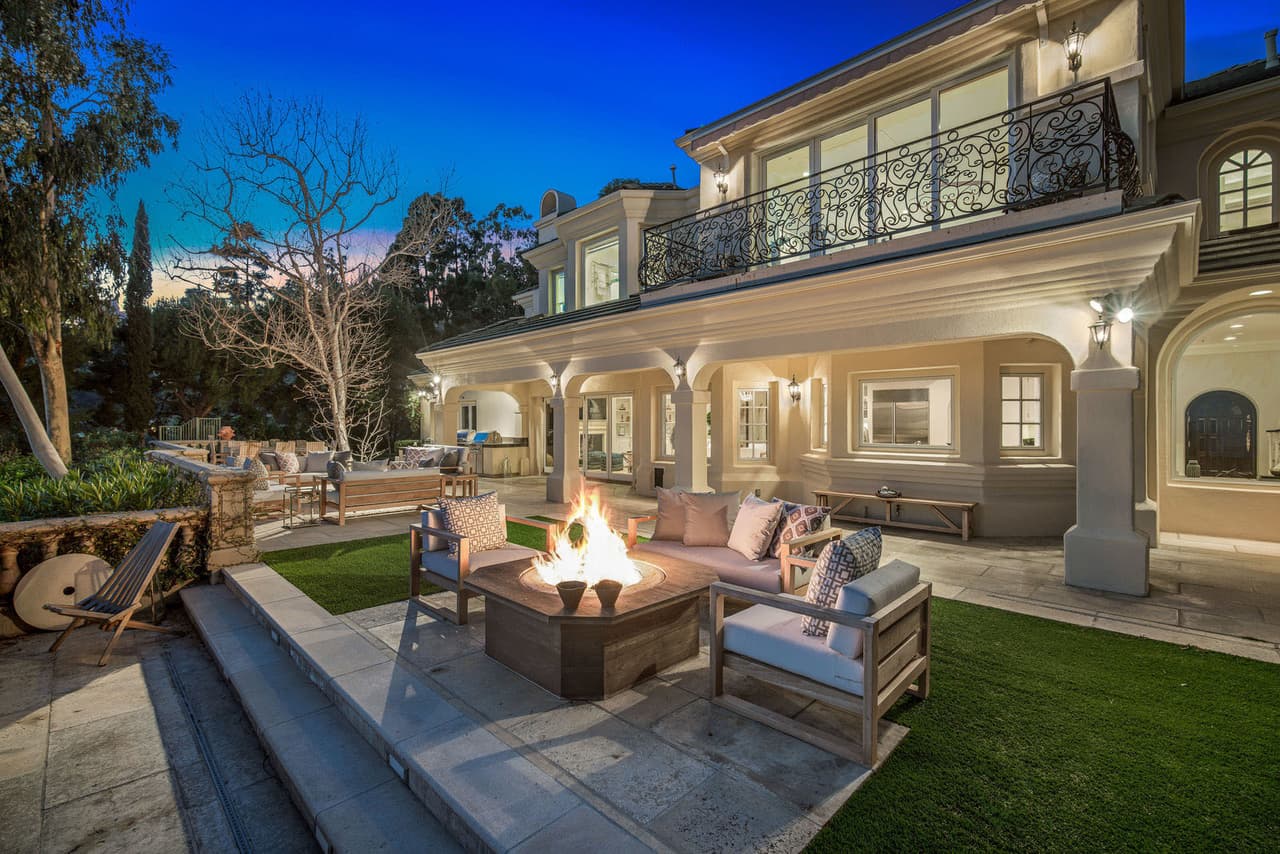 Tomando en cuenta ese dato, el costo de esta mansión en Pacific Palisades se ajusta a 
<b><a href="https://www.univision.com/famosos/cuanto-dinero-tienen-meghan-markle-y-el-principe-harry-y-como-harian-si-alcanzan-su-independencia-fotos" target="_blank">los bolsillos de la pareja. </a></b>
<br>