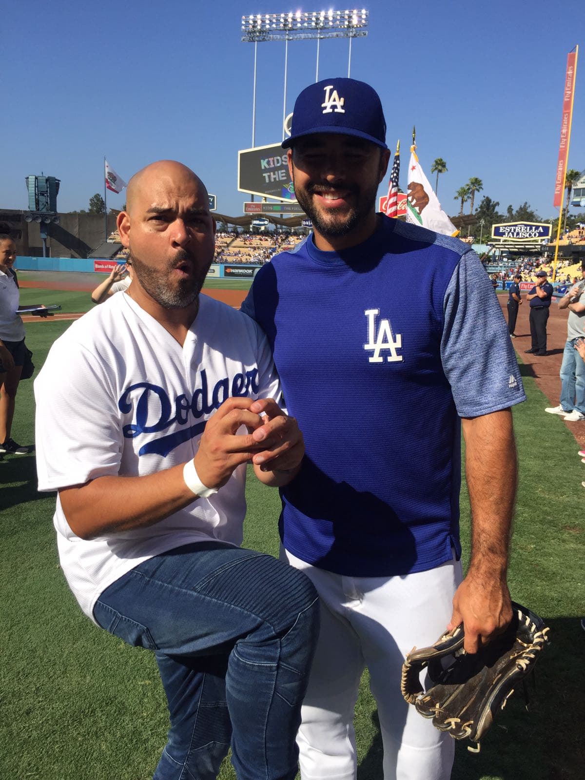 El jugador mexicano posó con cada uno de ellos para la foto del recuerdo.