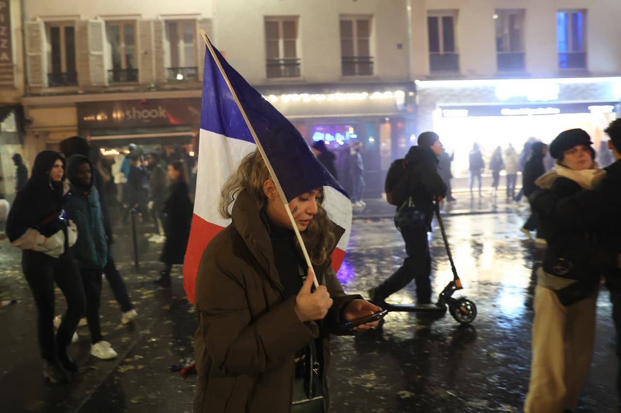 Seguidores de Francia reaccionan tras el partido de la final de la Copa del Mundo de fútbol entre Argentina y Francia, en París, el domingo 18 de diciembre de 2022.