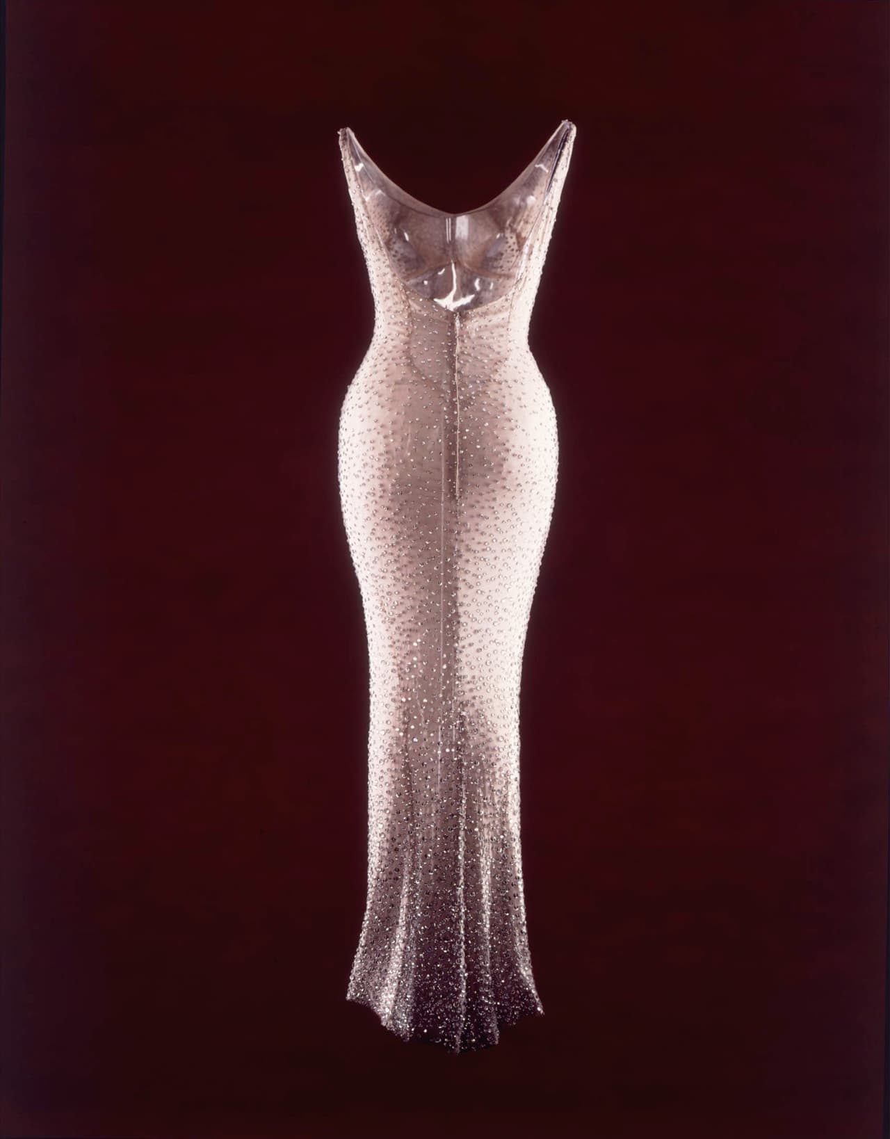 La carta fue vendida durante la subasta en la que también se vendió el vestido que utilizó la actriz en la ceremonia donde le cantó ‘Happy birthday’ al presidente John F. Kennedy, por un precio de 4.8 millones de dólares.