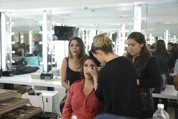 Angélica no es nada seria, se la pasa riéndose todo el tiempo y bromea hasta con las chicas de maquillaje.