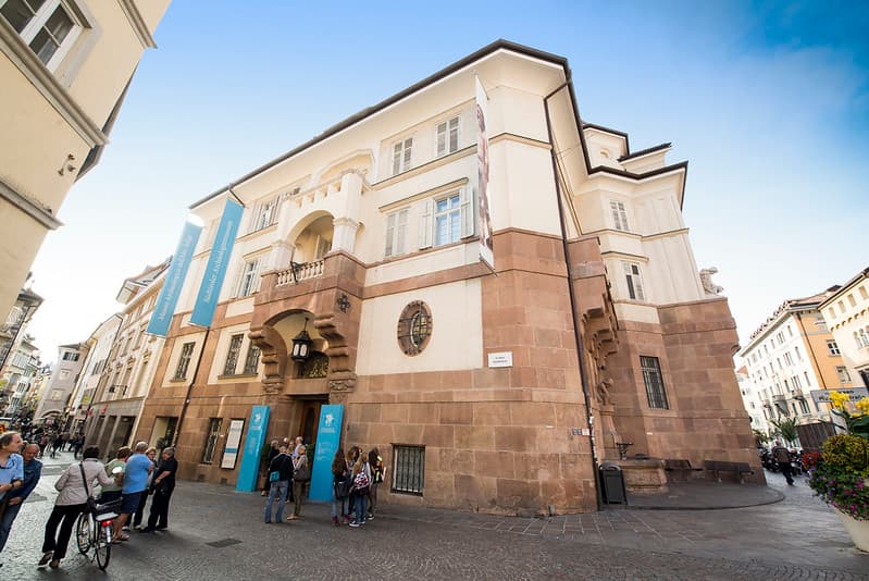 Desde 1998,
<a href="https://www.univision.com/noticias/ciencia/el-hombre-de-hielo-murio-mientras-huia-un-musgo-revela-los-momentos-finales-de-la-momia-de-5-000-anos">Ötzi</a> y sus artefactos se exhiben en el Museo de Arqueología del Tirol del Sur en Bolzano, Italia.