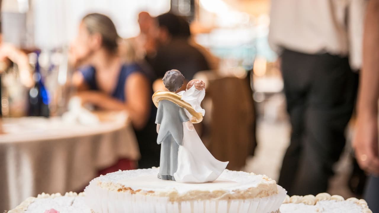 <h3 class="cms-H3-H3">Cuántas parejas se casan y cuántas se divorcian 🔎 </h3>Los datos más recientes comparables provienen de 
<a href="https://www.cdc.gov/spanish/index.html" target="_blank">los Centros para el Control y la Prevención de Enfermedades (CDC).</a> 
<br>En los últimos dos años, 
<b>Texas registró una tasa de 5.8 matrimonios por cada 1,000 habitantes y 2.1 divorcios por cada 1,000. </b>
<br>El promedio nacional 
<b>fue 6.1 matrimonios y 2.4 divorcios por cada 1,000 habitantes.</b> 
<br>
<b>💡 En términos simples: </b>en Texas se celebran más del doble de matrimonios que divorcios en un mismo año. 
<br>Sin embargo, los divorcios que se concretan hoy 
<b>corresponden a bodas de años anteriores. </b>
<br>Si se observan las tendencias de largo plazo
<b>, tanto el matrimonio como el divorcio han bajado desde la década de 1990</b>, según el reporte obtenido por 
<i>N+ Univision 23</i>. 
<br>👉🏻 Hoy 
<b>menos personas se casan y menos personas se divorcian</b> que hace treinta años.