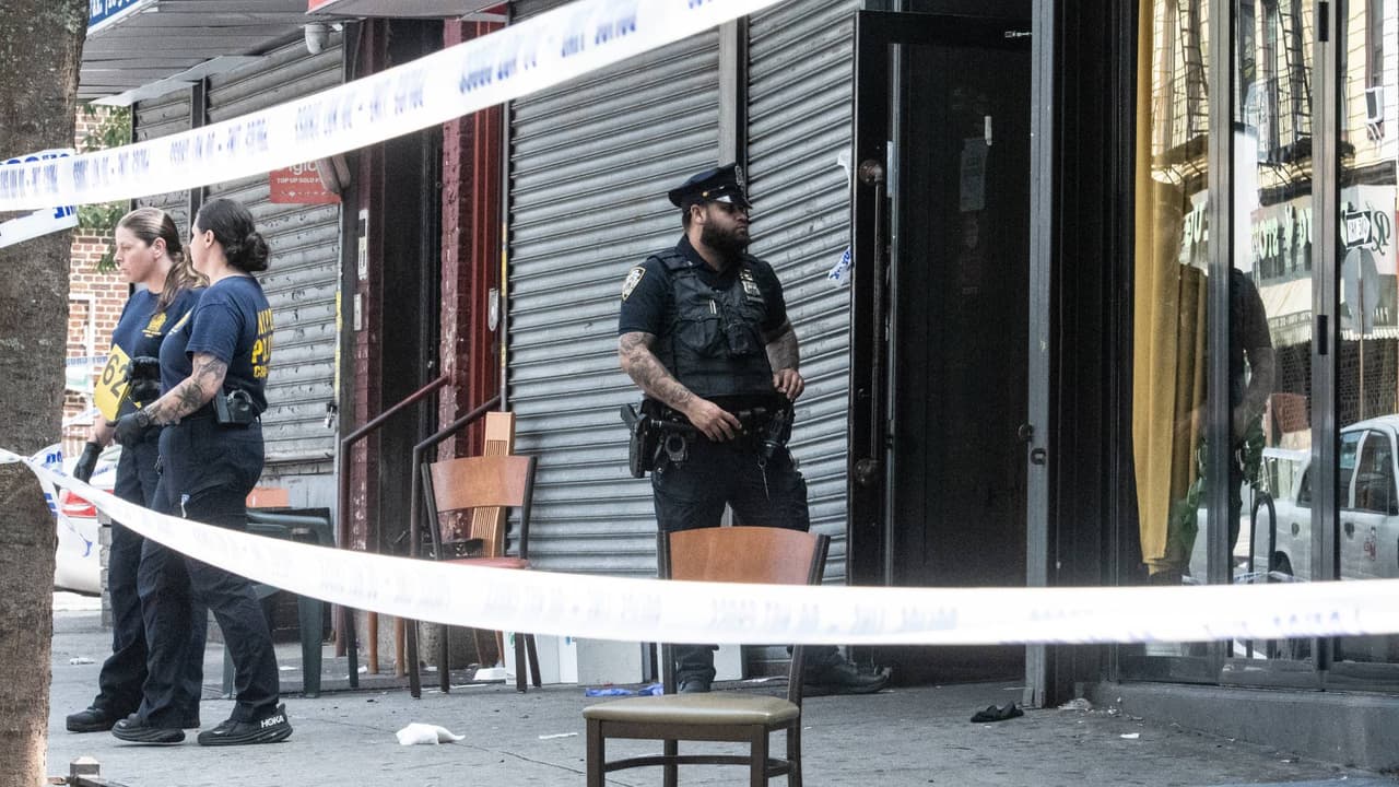 Tres muertos y nueve heridos, el saldo de un tiroteo en Brooklyn que inició por una pelea en un negocio