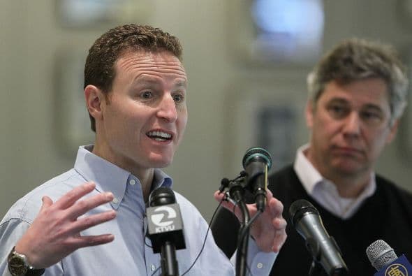 El director financiero de Facebook, David Ebersman, recibió un salario más alto que Schroepfer ($295,833), pero su remuneración total, incluyendo adjudicaciones de acciones fue menor, alrededor de $18.7 millones.