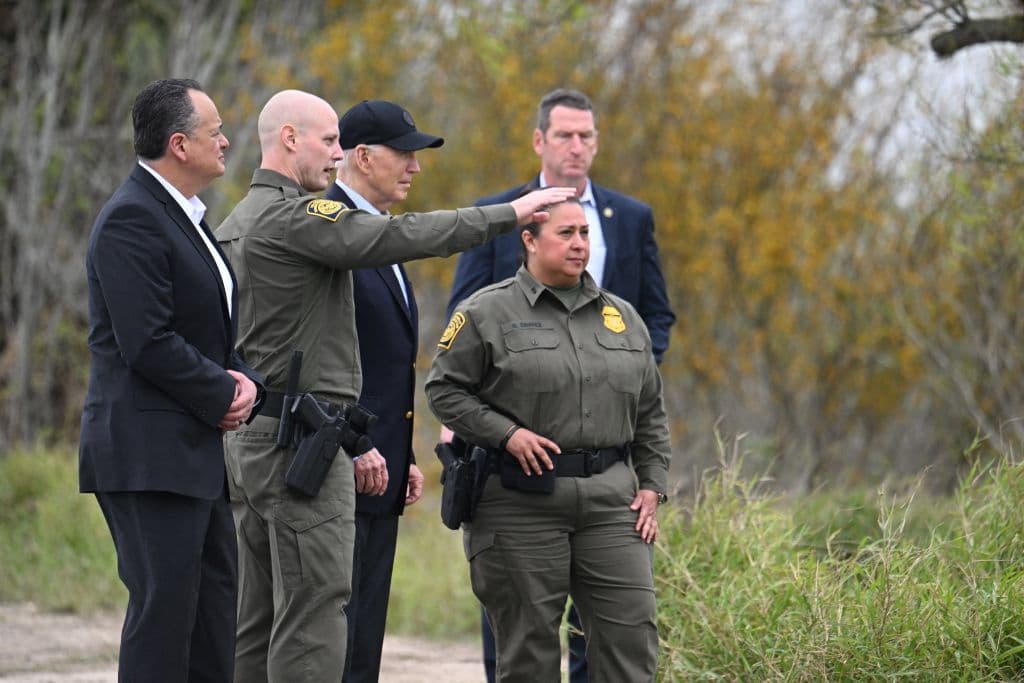 El presidente Joe Biden escucha a Jason Owens (segundo a la izquierda), jefe de la Patrulla Fronteriza de EEUU, mientras visita la frontera entre Estados Unidos y México en Brownsville, Texas, el 29 de febrero de 2024.