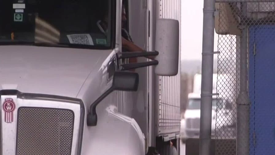 "Conozco a amigos que tienen bastante miedo”: ICE detiene a camioneros en áreas de descanso y peajes