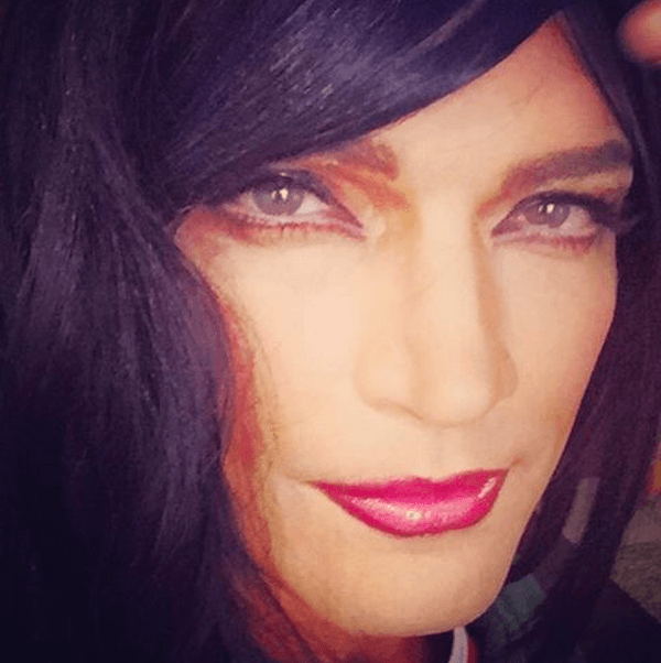 Esta mujer nos dejó impactados con su sensual mirada y esos labios rojos, pero en realidad sólo se trata del actor 
<b><a href="http://www.univision.com/temas/julian-gil">Julián Gil</a></b>, quien salía al escenario teatral vestido así en la obra 'Divorciémonos mi amor'.