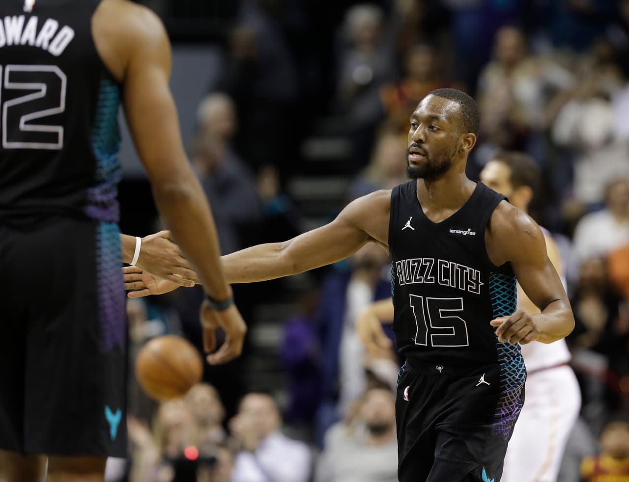 Por los Hornets, el base Kemba Walker también logró marca al conseguir 21 puntos, que le permiten superar a Dell Curry como líder anotador de por vida de los Hornets.