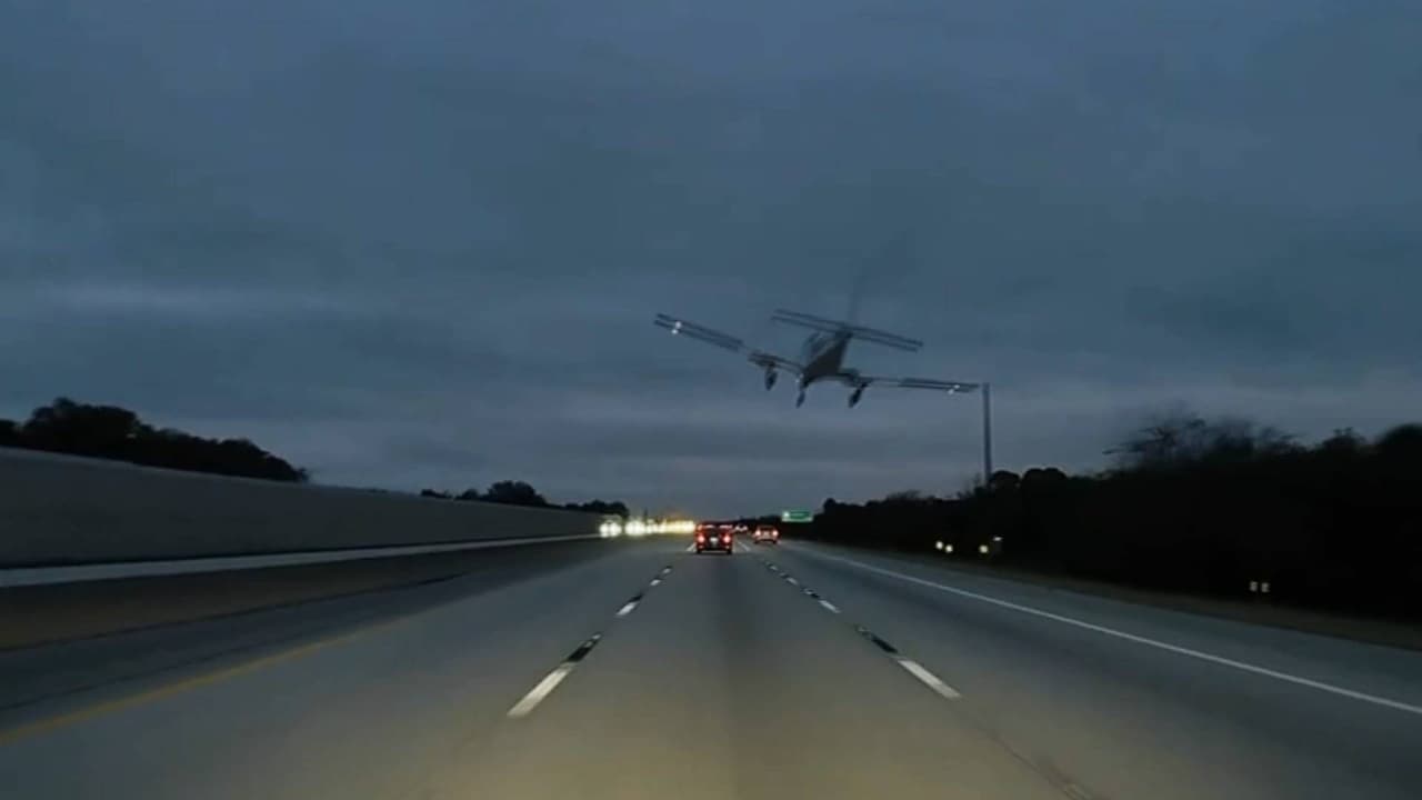 El momento en que una avioneta choca contra un auto tras aterrizar de emergencia en una autopista
