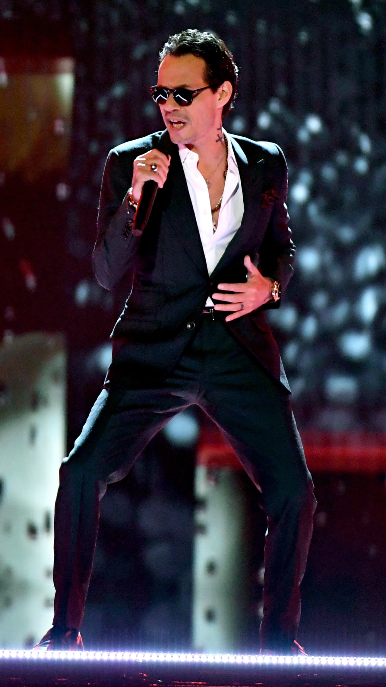 El salsero Marc Anthony, quien hace unos días conquistó el escenario de Latin GRAMMY junto a Bad Bunny y Will Smith, volvió a ser noticia por el hermoso detalle que tuvo con su novia, Raffaella Modugno, en pleno concierto.