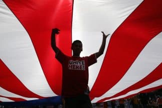 Activista de inmigración sostienene una bandera en Los Ángeles.