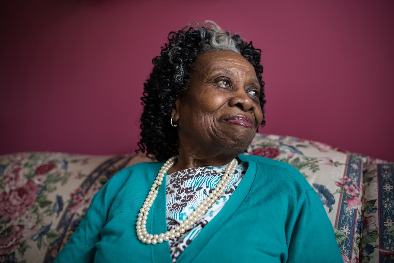 Willie E. White, de 88 años, posa para un retrato en casa de su hija en Durham, Carolina del Norte. Hace diez años, Willie fue diagnosticada con la enfermedad de Alzheimer y ha ido perdiendo su memoria y la capacidad de realizar tareas como preparar el desayuno, tomar una ducha, y cepillarse los dientes.