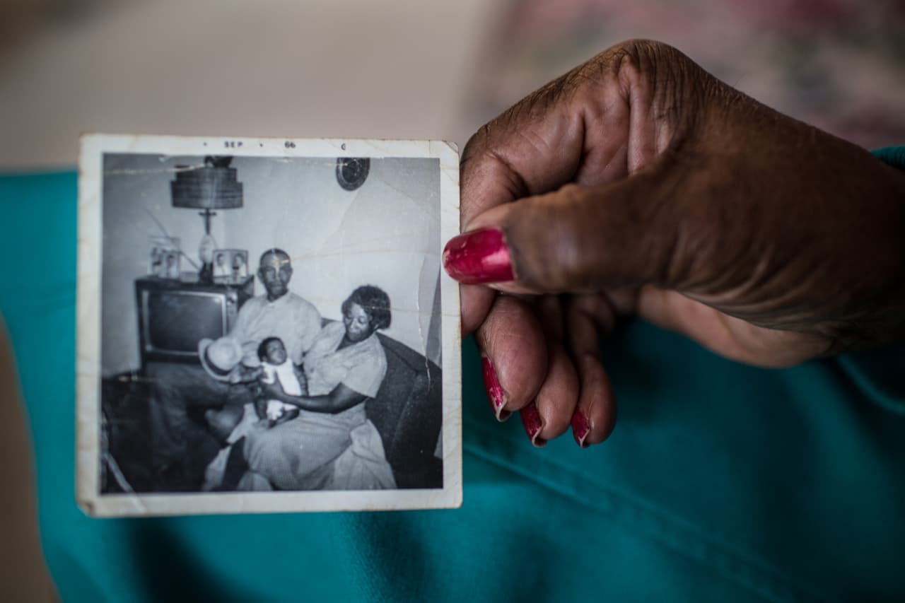 Willie sostiene una fotografía de su madre y su padre con su prima. Ella los reconoció y llamó de inmediato al ver esta fotografía.