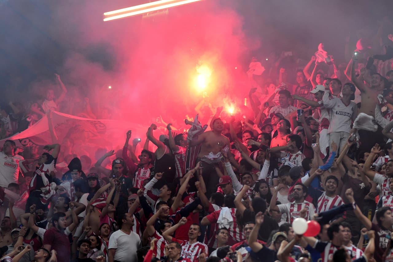 El estadio Jalisco vivió en 2014 un momento muy tenso provocado por la violencia de sus barras en las tribunas.