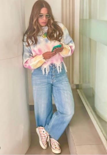 Unos Converse no pueden faltar en el clóset se esta fashionista; eso sí, Galilea optó por un par con estampado simulación tweed y que lucen muy elegantes.