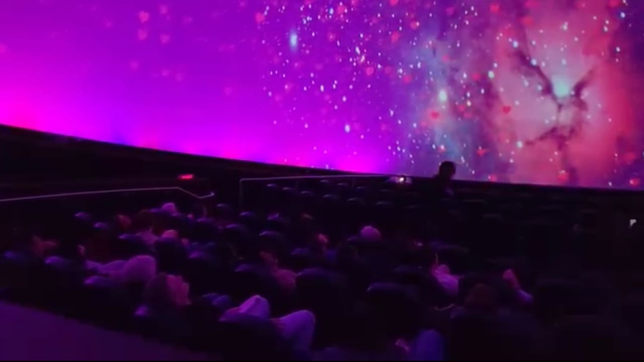 El 
<b>Planetario de UTA</b> puedes viajar por el universo con su enorme telescopio. Este planetario tiene varias actividades públicas, pero la más atractiva: sus conciertos en vivo.
<br>📍
<a href="https://www.google.com/maps/place/UTA+Planetarium/@32.7304494,-97.114708,16z/data=!3m1!4b1!4m6!3m5!1s0x864e7d6d705b9911:0x789ebb4caf9736b3!8m2!3d32.7304449!4d-97.1121331!16s%2Fg%2F1td0gxwg?entry=ttu" target="_blank">Chemistry and Physics Building</a>, 700 Planetarium Pl, Arlington, TX 76019
<br>📆 Para consultar el horario o futuros eventos 
<a href="https://www.uta.edu/planetarium/shows/schedule" target="_blank">entra aquí</a>. 
<br>💵 $8