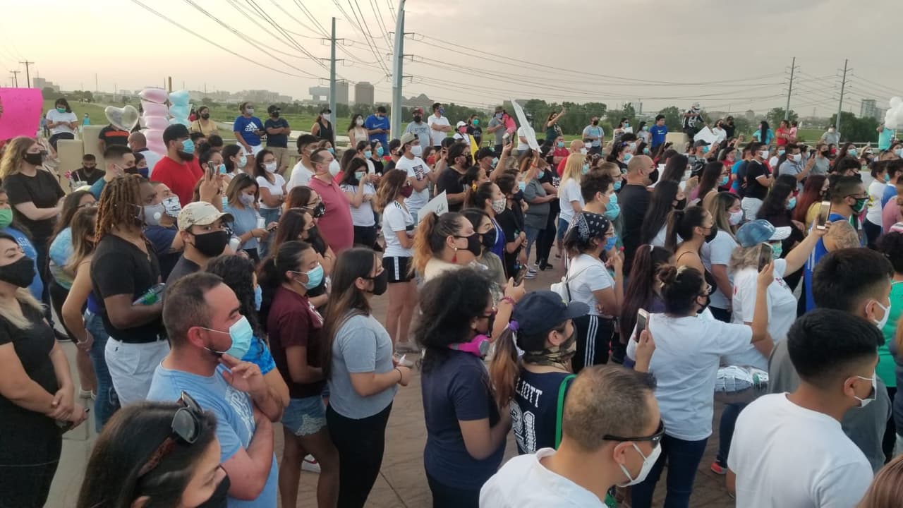 Varias personas se han manifestado exigiendo justicia por la muerte de la joven y se han realizado varias vigilias.
<br>