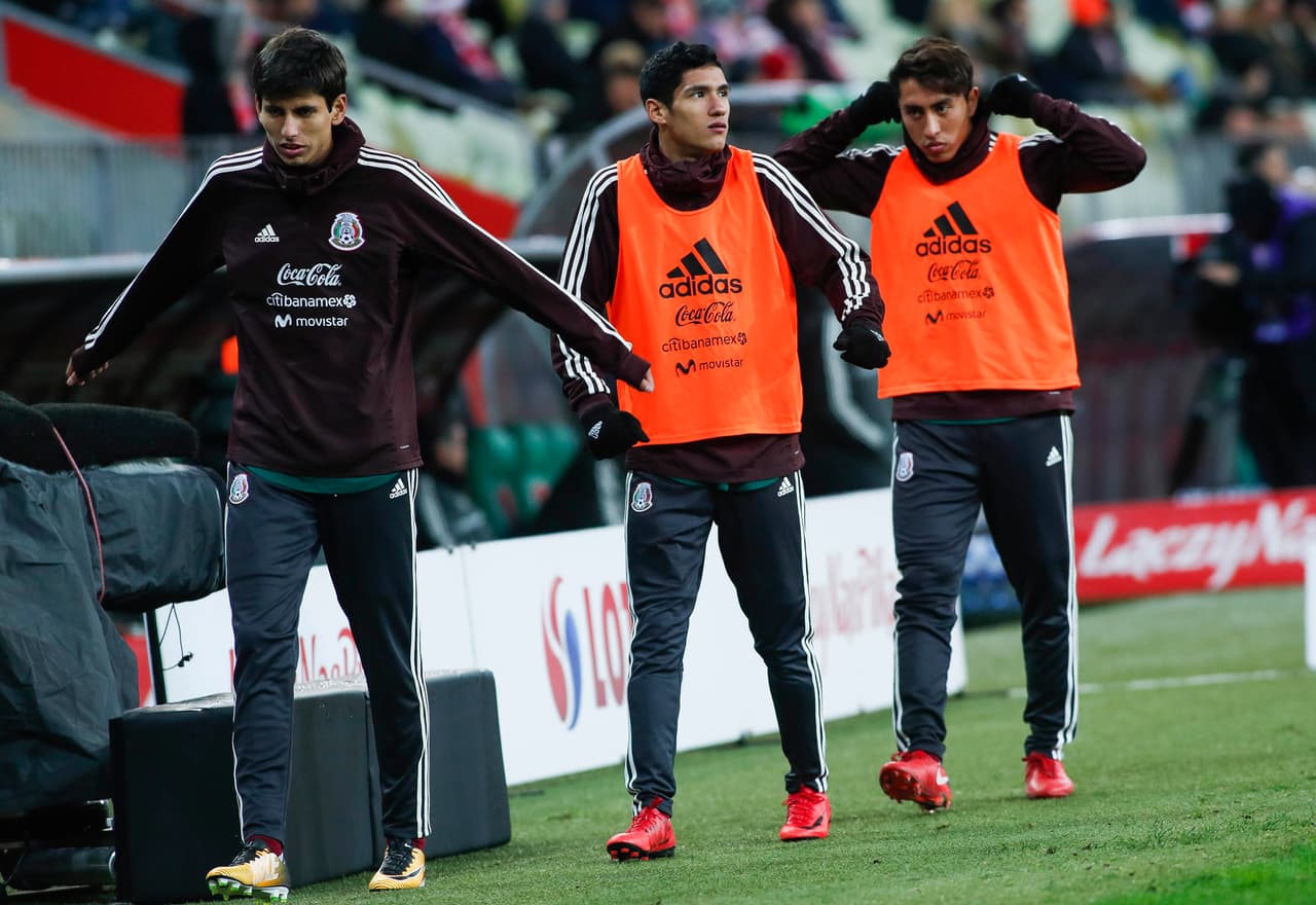 Omar Govea y Uriel Antuna, los debutantes en esta convocatoria, esperaban pacientes su oportunidad de jugar.
