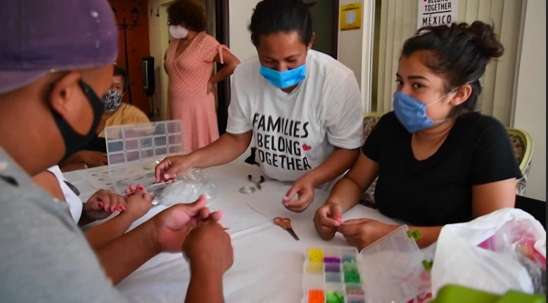 <b>En video.</b> Doble limbo: las familias que esperan por sus casos de inmigración en la frontera y sus niños que tratan de seguir con sus clase. La pandemia dejó en el limbo a los migrantes que están a unos pasos de la frontera con los Estados Unidos, pero también a sus hijos que tuvieron que detener sus estudios presenciales. Estas familias esperan que reactiven los casos en los tribunales de inmigración cerrados por la pandemia, mientras muchos de los niños estudian online. Más noticias aquí.