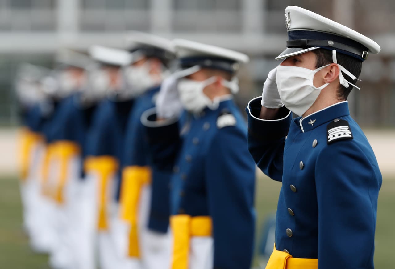 <b>Uniformados con mascarillas.</b> Protegidos con idénticas mascarillas faciales de color blanco, los graduados de la clase de 2020 de la academia de la Fuerza Aérea de EEUU asistieron a su ceremonia de graduación en Colorado, el 18 de abril.