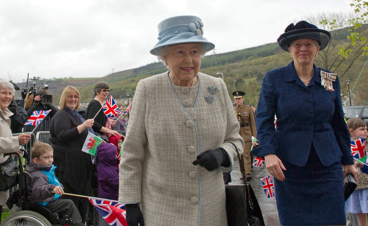 La reina Isabel en una visita a Aberfan en 2012