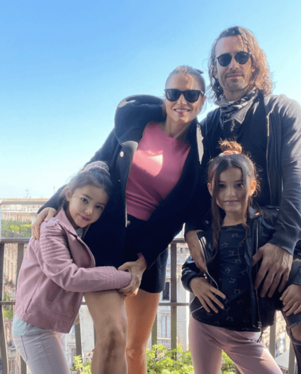 Su último viaje a Italia fue en octubre de 2021, durante el cual la familia recorrió Venecia y
<a href="https://www.univision.com/famosos/estos-son-los-actores-de-clase-406-que-ya-tienen-hijos-mas-una-que-pronto-sera-mama-fotos">Aarón Díaz</a> mostró a través de redes sociales algunos momentos, presumiendo cuánto han crecido sus hijas, quienes visten con mucho estilo.