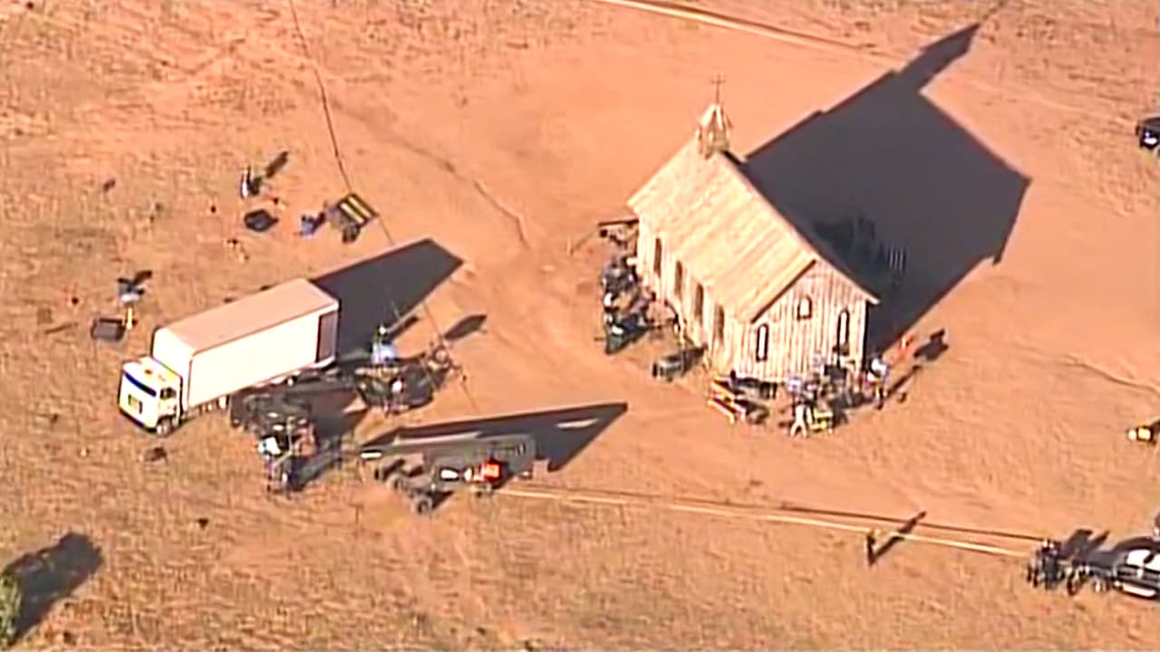 En un minuto: Investigan disparo accidental de Alec Baldwin que terminó con una mujer muerta en un rodaje