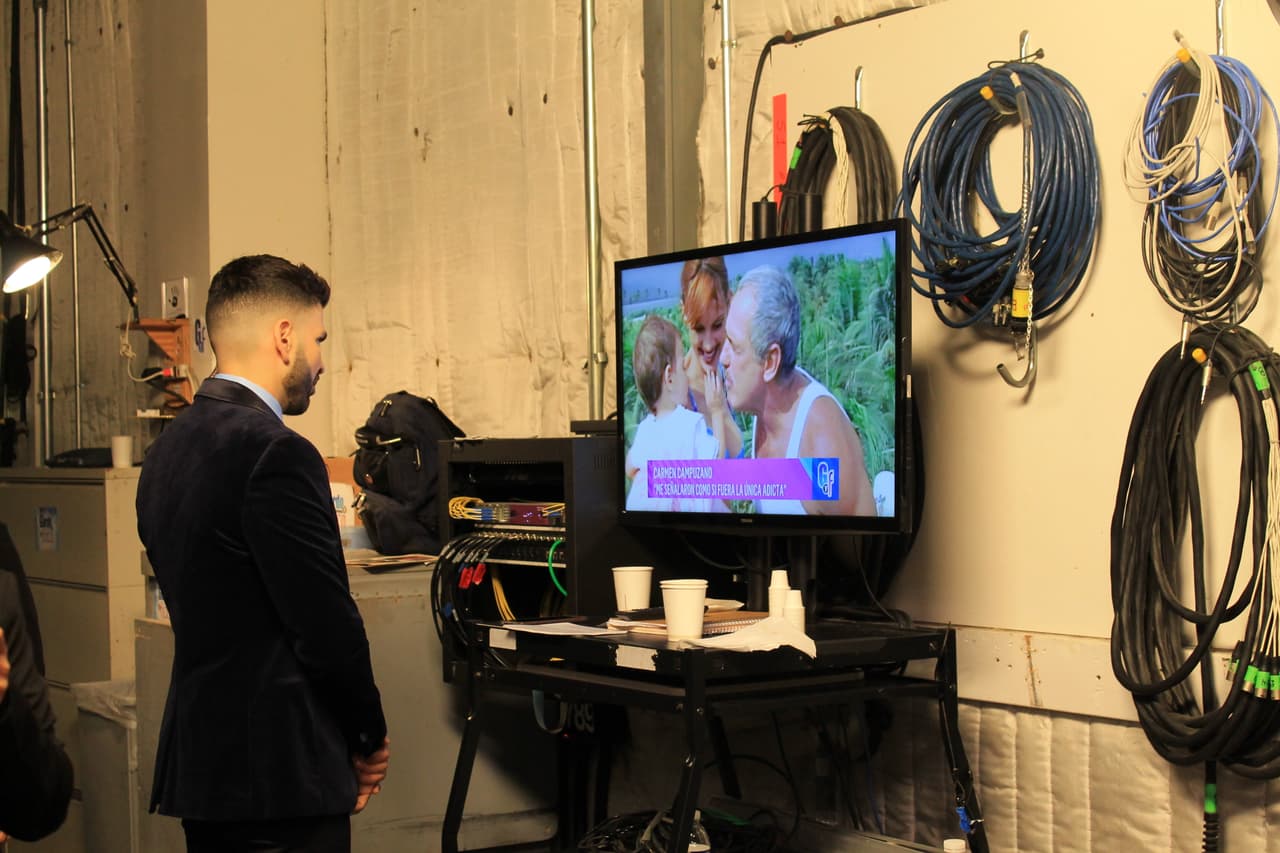 Así lucía Jomari mientras se acercaba el momento de salir en vivo.