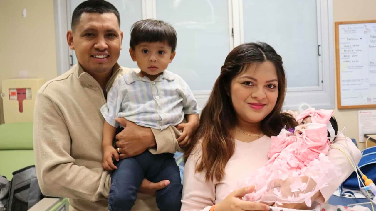 <h3 class="cms-H3-H3">Chequeos prenatales: la diferencia entre llegar a tiempo o llegar tarde</h3> En Estados Unidos,
<b>los defectos cardíacos congénitos afecta a unos 40 000 bebés al año</b>, según los Centros para el Control y la Prevención de Enfermedades (CDC).
<br>Muchas de estas condiciones
<b>se pueden detectar durante el embarazo</b> con ultrasonidos o ecocardiogramas fetales, y cuando el diagnóstico llega a tiempo, los médicos pueden planear el tratamiento, elegir el hospital adecuado y preparar al equipo desde antes del parto.
<br>Por eso, para muchas familias,
<b>cada cita prenatal es también una oportunidad de salvar una vida.</b>