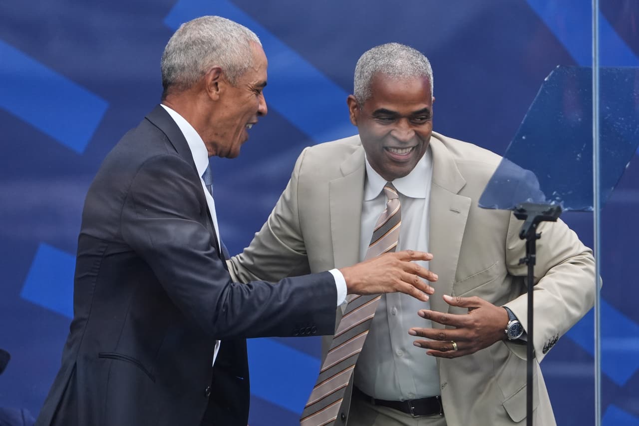El expresidente Barack Obama, a la izquierda, saluda a Martin Nesbitt, a la derecha, en el escenario durante la ceremonia de inauguración del Centro Presidencial Obama, el jueves 18 de junio de 2026, en Chicago. (Foto AP/Jeff Roberson)