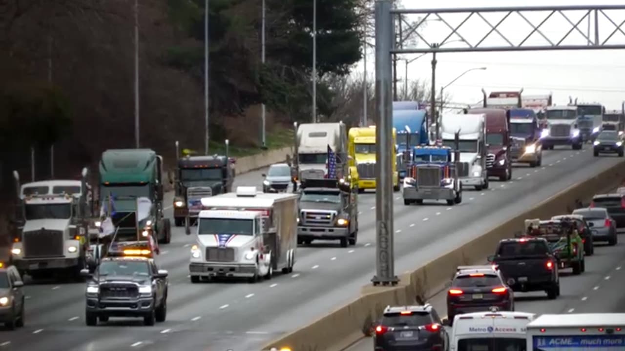Camioneros en protesta circulan por el Capital Beltway