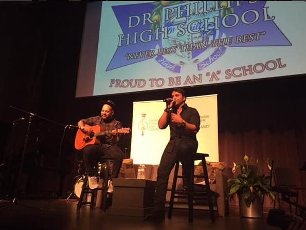 Luis Fonsi participa en donación de $5 mil dólares a High School en Orlando