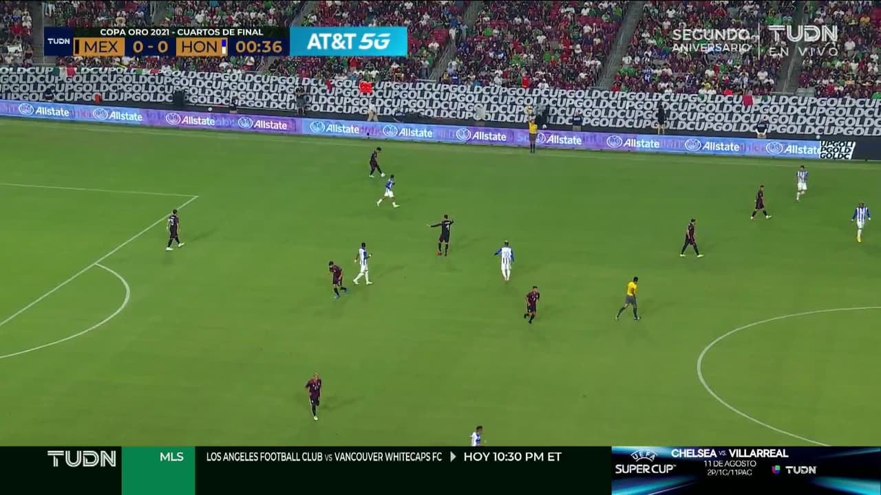 Arranca el partido y la pelota está en juego.