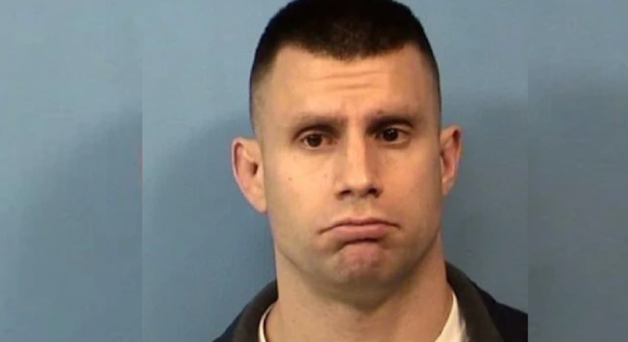 Acusan a hombre de delitos de odio y vandalismo tras pintar una iglesia con símbolos nazis