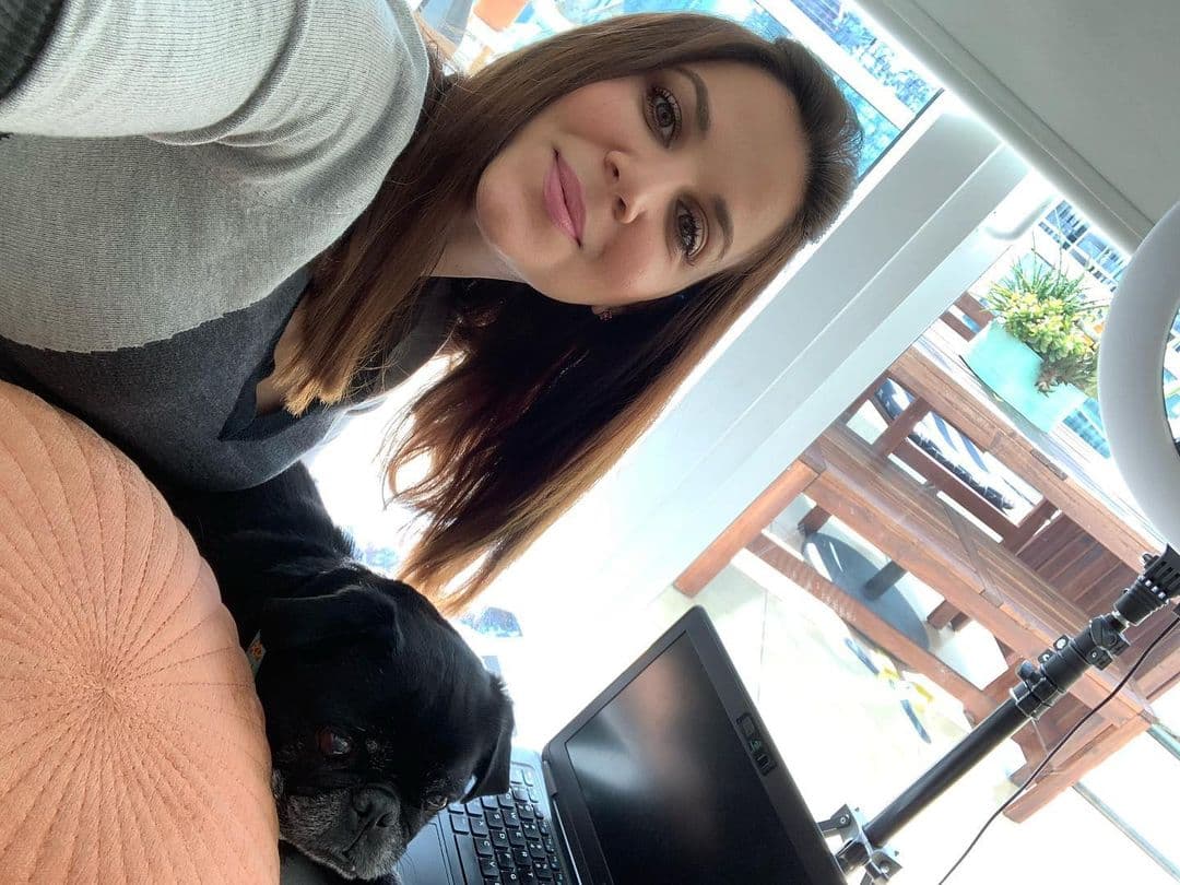 Y la bella Aylen del Toro disfruta del trabajo en casa porque puede gozar de una cariñosa compañía.