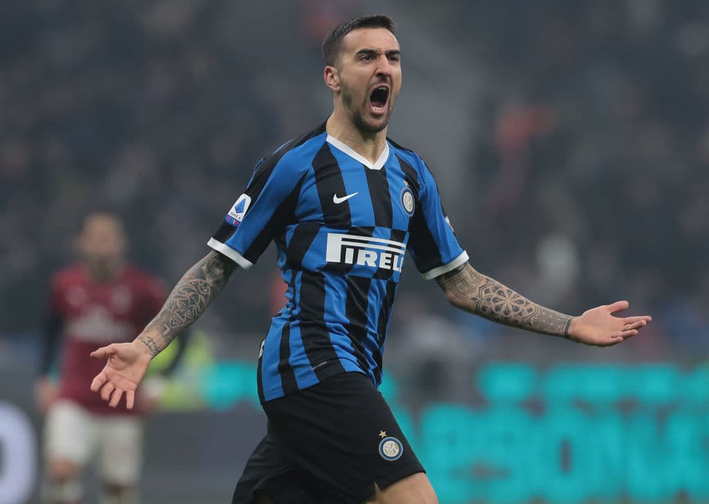 Inter se impone al Milan tras un partidazo. Cuatro goles a dos marcaron la diferencia en este derby. Zlatan y Rebic anotan por parte del Milan, mientras que por parte del Inter anotaron Brozovic, Vecino, Stefan de Vrij y Lukaku al último minuto.